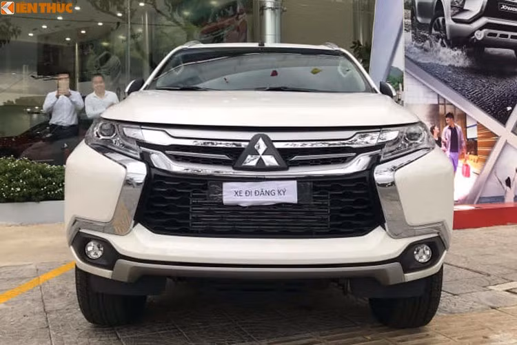 Động thái giảm giá Mitsubishi Pajero Sport máy dầu nhiều khả năng cho thấy hãng xe Nhật Bản đang “dọn kho” để chuẩn bị đưa về lô xe mới phiên bản cải tiến 2019 vừa ra mắt ở Thái Lan, phiên bản mới được bổ sung nhiều tính năng hấp dẫn đáng để chờ đợi. Tuy vậy, mức giảm gần cả trăm triệu đồng cho lô xe hiện tại cũng được xem là khá hấp dẫn.