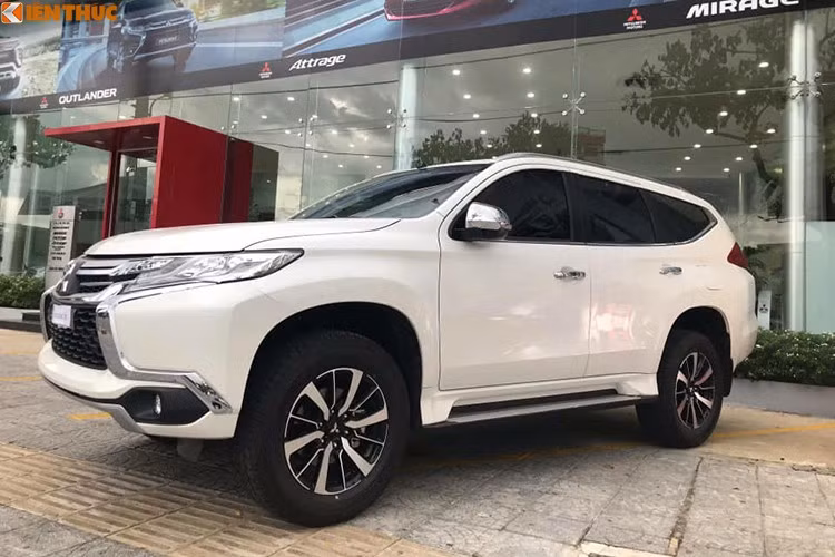 Cụ thể, trên website của hãng tại Việt Nam vừa điều chỉnh giá xe Mitsubishi Pajero Sport công bố kể từ tháng 10/2019 này. Mẫu xe này được giảm giá ở hai phiên bản dùng động cơ dầu diesel, riêng bản số sàn có mức giảm tới 92 triệu đồng, nhờ vậy giá xe hiện tại chỉ còn 888 triệu đồng, thấp hơn đáng kể so với các đối thủ Toyota Fortuner, Ford Everest.
