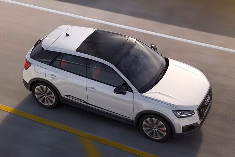 Hệ dẫn động quattro trên SQ2 có một bộ ly hợp thủy lực đa đĩa luôn truyền mô-men xoắn tới các trục, với khả năng truyền 100% sức mạnh tới cầu sau chỉ trong mili giây. Xe có khả năng tăng tốc từ 0-100km/h chỉ trong 4,8 giây và tốc độ tối đa 250km/h. Dù đã nhận đơn đặt hàng cho chiếc xe tại châu Âu, nhưng Audi chưa công bố giá bán Audi SQ2. Thời gian giao xe dự kiến tới khách hàng sẽ bắt đầu từ đầu năm 2019.