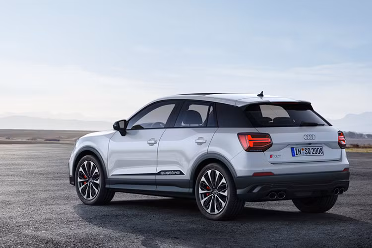 Các khách hàng khi mua xe sẽ có thể lựa chọn gói nâng cấp ngoại thất với các chi tiết viền đen và gói SQ2 bổ sung thêm logo quattro 2 bên cửa. Một thay đổi đáng nhấn mạnh ở SQ2 là "dàn chân" của chiếc xe, với bộ mâm 18 inch kèm lốp 235/45 hoặc 19 inch hoặc 235/40 tùy chọn.