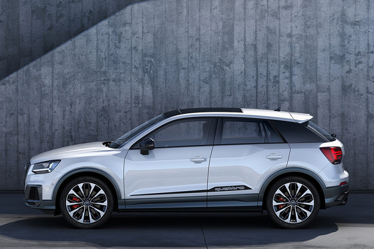 Cụ thế, chiếc SUV Audi SQ2 2019 đã được cải tiến nhẹ ở ngoại thất theo hướng thể thao hơn so với Q2 thường. Những chi tiết mới của chiếc xe bao gồm lưới tản nhiệt 8 nan dọc, cản trước với các hốc gió lớn kèm cánh gió ốp bên dưới, các tấm nhựa ốp dọc hai bên thân xe, cánh đuôi gắn phía sau, chụp 4 ống xả và cản hậu cũng được tích hợp cánh gió.