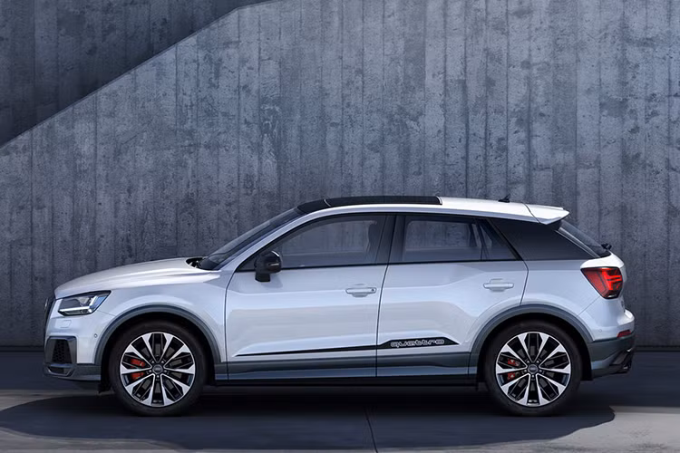 Cụ thế, chiếc SUV Audi SQ2 2019 đã được cải tiến nhẹ ở ngoại thất theo hướng thể thao hơn so với Q2 thường. Những chi tiết mới của chiếc xe bao gồm lưới tản nhiệt 8 nan dọc, cản trước với các hốc gió lớn kèm cánh gió ốp bên dưới, các tấm nhựa ốp dọc hai bên thân xe, cánh đuôi gắn phía sau, chụp 4 ống xả và cản hậu cũng được tích hợp cánh gió.