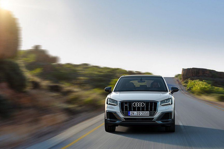 Nằm sau bộ mâm của mẫu xe Audi SQ2 mới này sẽ là những đĩa phanh trước đường kính 340mm và phanh sau 310mm. So với Q2 thường, hệ thống treo thể thao của SQ2 được hạ thấp thêm 20mm, ngoài ra chiếc xe còn có thêm hệ thống lái biến thiên với độ nặng thay đổi theo tốc độ.