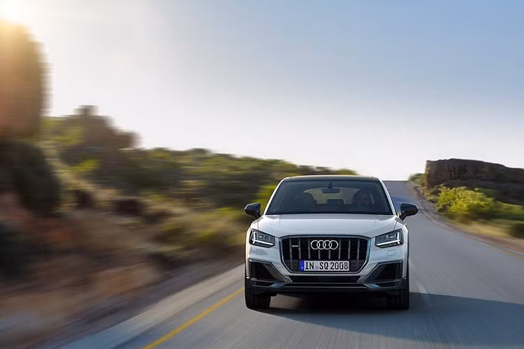 Nằm sau bộ mâm của mẫu xe Audi SQ2 mới này sẽ là những đĩa phanh trước đường kính 340mm và phanh sau 310mm. So với Q2 thường, hệ thống treo thể thao của SQ2 được hạ thấp thêm 20mm, ngoài ra chiếc xe còn có thêm hệ thống lái biến thiên với độ nặng thay đổi theo tốc độ.