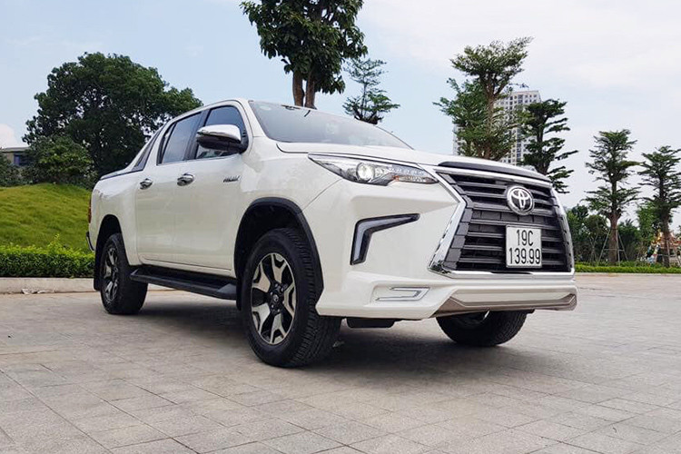 Giá xe Toyota Hilux 2.8G cao cấp nhất từ 878 triệu đồng, mức giá này cao hơn so các đối thủ cùng phân khúc đang bán ra trên thị trường xe bán tải ở Việt Nam. Phiên bản Toyota Hilux độ Lexus trong bài viết này hiện chưa được chủ nhân công bố mức giá tiền công dộ, chế.