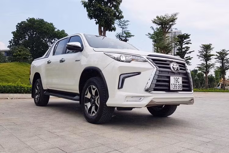 Giá xe Toyota Hilux 2.8G cao cấp nhất từ 878 triệu đồng, mức giá này cao hơn so các đối thủ cùng phân khúc đang bán ra trên thị trường xe bán tải ở Việt Nam. Phiên bản Toyota Hilux độ Lexus trong bài viết này hiện chưa được chủ nhân công bố mức giá tiền công dộ, chế.
