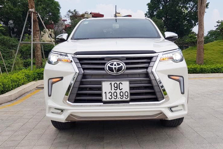 Ở phiên bản mới, Hilux vẫn có kích thước tổng thể dài x rộng x cao: 5.330 x 1.855 x 1.815 (mm), chiều dài cơ sở 3.085 mm. Khoảng sáng gầm 310 mm, bán kính quay đầu xe 6,4 m. Ngoại hình nổi bật với mâm đúc 18 inch có thiết kế trẻ trung năng động, nhiều chi tiết ngoại thất được mạ chrome bóng như lưới tản nhiệt, ốp đèn sương mù, ốp gương chiếu hậu, cản trước có ốp bạc thể thao.