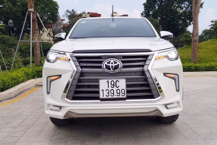 Ở phiên bản mới, Hilux vẫn có kích thước tổng thể dài x rộng x cao: 5.330 x 1.855 x 1.815 (mm), chiều dài cơ sở 3.085 mm. Khoảng sáng gầm 310 mm, bán kính quay đầu xe 6,4 m. Ngoại hình nổi bật với mâm đúc 18 inch có thiết kế trẻ trung năng động, nhiều chi tiết ngoại thất được mạ chrome bóng như lưới tản nhiệt, ốp đèn sương mù, ốp gương chiếu hậu, cản trước có ốp bạc thể thao.