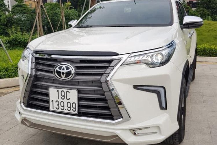 Toyota Hilux 2.8G được trang bị động cơ 4 xy lanh 2.8L cho công suất 174 mã lực và momen xoắn cực đại 450Nm đi kèm hộp số tự động 6 cấp và hệ dẫn động hai cầu 4x4. Tại thị trường Việt Nam, nó được xem là đối thủ của Chevrolet Colorado, Nissan Navara, Mitsubishi Triton...