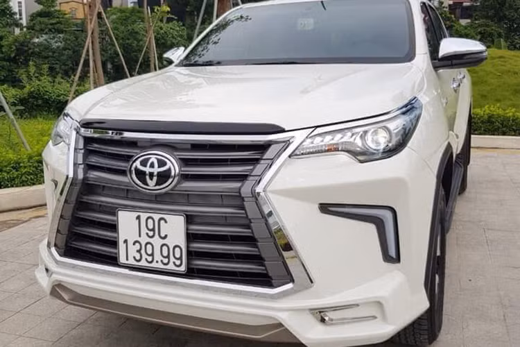 Toyota Hilux 2.8G được trang bị động cơ 4 xy lanh 2.8L cho công suất 174 mã lực và momen xoắn cực đại 450Nm đi kèm hộp số tự động 6 cấp và hệ dẫn động hai cầu 4x4. Tại thị trường Việt Nam, nó được xem là đối thủ của Chevrolet Colorado, Nissan Navara, Mitsubishi Triton...