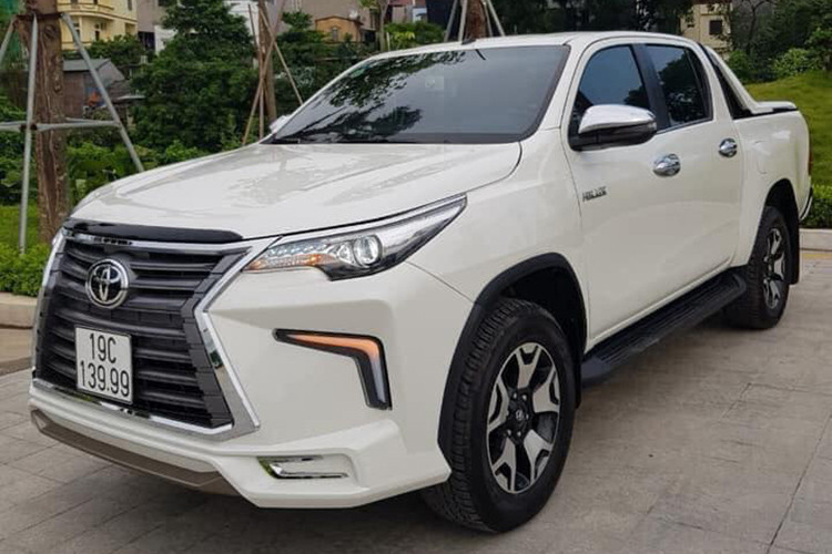 Sau khi hoàn thành, chiếc xe này trông giống như là phiên bản bán tải của Fortuner chứ không phải là một chiếc Toyota Hilux độ Lexus. Với kiểu lưới tản nhiệt của Lexus thì trông chiếc xe còn lạ măt và độc đáo hơn nhiều. Dựa vào thiết kế mâm xe, có thể thấy đây là chiếc Hilxux đời mới 2018 trở lên.