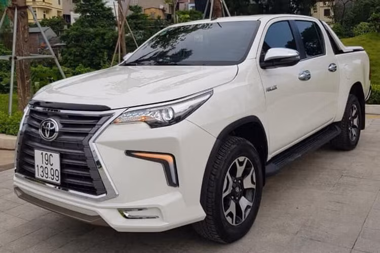 Sau khi hoàn thành, chiếc xe này trông giống như là phiên bản bán tải của Fortuner chứ không phải là một chiếc Toyota Hilux độ Lexus. Với kiểu lưới tản nhiệt của Lexus thì trông chiếc xe còn lạ măt và độc đáo hơn nhiều. Dựa vào thiết kế mâm xe, có thể thấy đây là chiếc Hilxux đời mới 2018 trở lên.