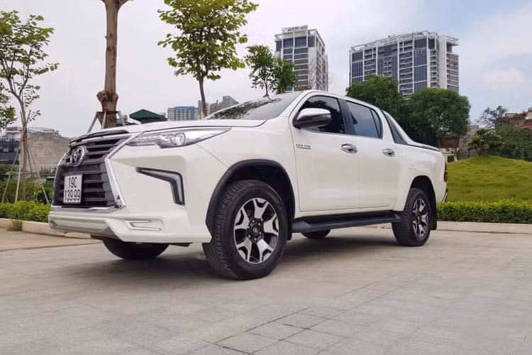 Dùng chung nền tảng khung gầm nên việc ứng dụng đầu xe của Fortuner vào xe bán tải Toyota Hilux là không khó. Tuy nhiên việc thay đổi thiết kế toàn bộ đầu xe cũng sẽ khiến chủ nhân của chiếc Hilux này phải thay đổi và tinh chỉnh một số chi tiết để phù hợp với các món đồ chơi mới.