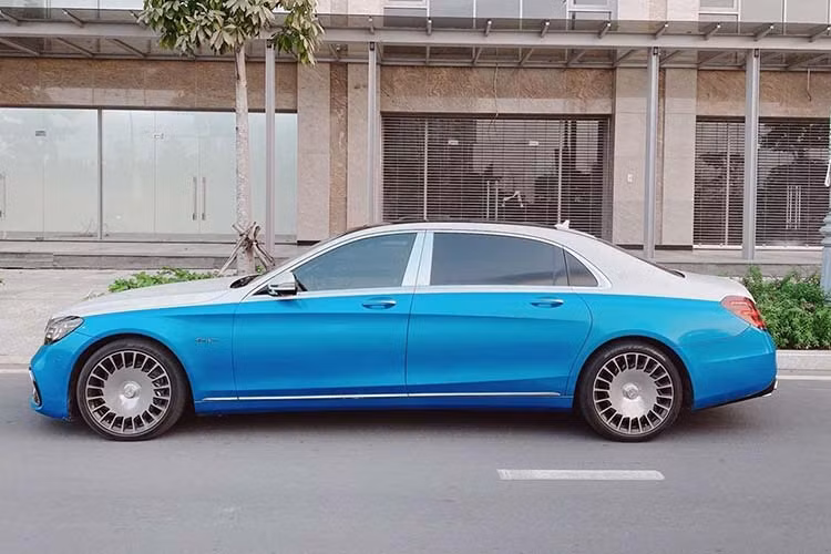 Diệp Lâm Anh cho biết, chiếc xe siêu sang Mercedes-Maybach S450 4 Matic mình rao bán thuộc đời 2018 và đã chạy được quãng đường dài hơn 15.000 km. Cô cũng sẽ để lại lộc cho người mua chiếc Mercedes-Maybach S450 4 Matic này là một túi hàng hiệu của Chanel nhưng với điều kiện người này là nữ.