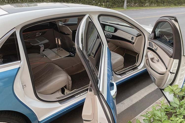 Chủ xe mới có thể dễ dàng tháo bỏ màu sơn này mà không lo ảnh hưởng đến bộ áo "zin" của xe. Ngoài ra, chiếc Mercedes-Maybach S450 4 Matic này còn được độ lại bộ mâm đa chấu kép mới của bản 2019.