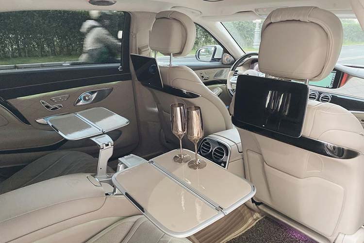 Mercedes-Maybach S450 4Matic sở hữu đầy đủ các trang bị cao cấp như 2 hàng ghế sau có thể ngả tối đa 43,5 độ, tích hợp đệm đỡ bắp chân, nhớ vị trí và mát-xa. Gỗ dùng để ốp nội thất Mercedes-Maybach S450 là loại Designo chuyên dùng sản xuất đàn Piano.