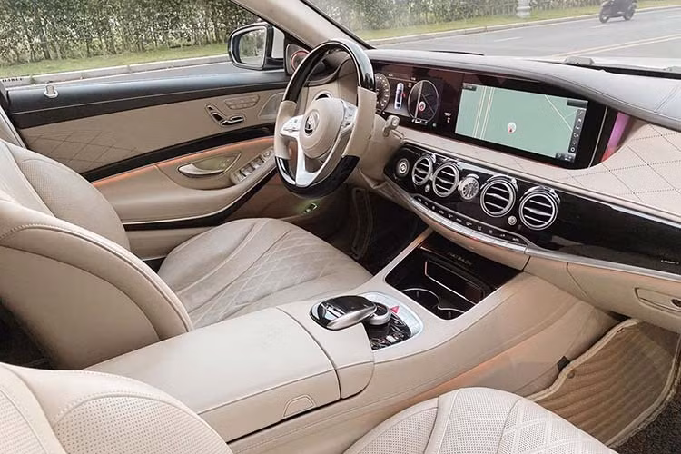 Nội thất xe siêu sang Mercedes-Maybach được giữ nguyên bản, cũng theo thông báo rao bán - do ít sử dụng nên chiếc xe của Diệp Lâm Anh vẫn còn mới. Bên trong xe có rất nhiều trang bị cao cấp phục vụ bà chủ ngồi sau.