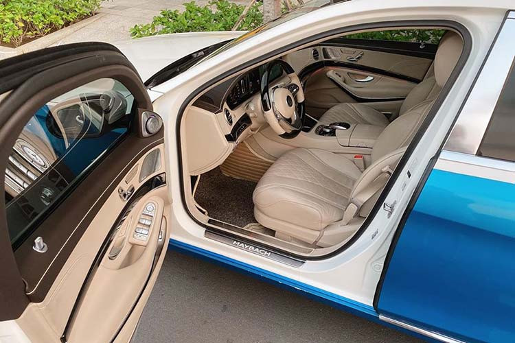 Chiếc xe siêu sang Mercedes-Maybach S450 4 Matic của Diệp Lâm Anh rao bán đã được thay đổi bộ áo 2 tông màu là xanh nhạt và trắng. Nguyên bản xe có màu trắng và bộ áo mới này là phương pháp sơn đổi màu lột.