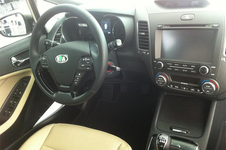 Trang bị bên trong xe ngoài DVD và sạc không dây đã bị loại bỏ. Các trang bị khác sẽ vẫn giữ nguyên gồm; nội thất da, kính lái tự động một chạm, sấy kính, cửa gió điều hoà ghế sau, ghế lái chỉnh điện 6 hướng…