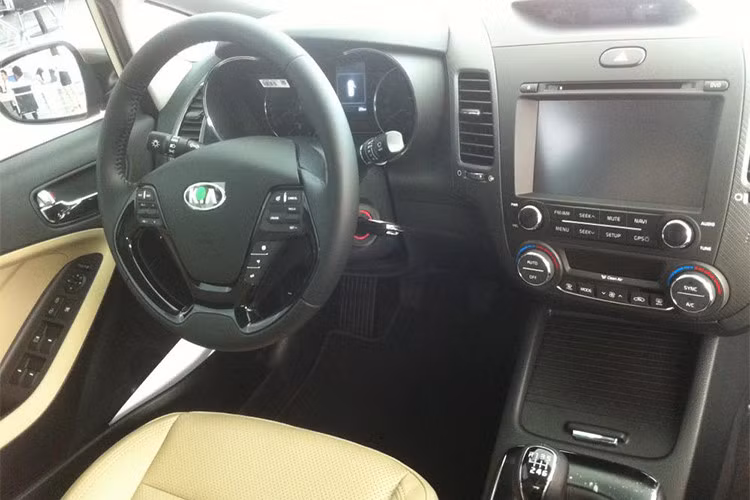 Trang bị bên trong xe ngoài DVD và sạc không dây đã bị loại bỏ. Các trang bị khác sẽ vẫn giữ nguyên gồm; nội thất da, kính lái tự động một chạm, sấy kính, cửa gió điều hoà ghế sau, ghế lái chỉnh điện 6 hướng…