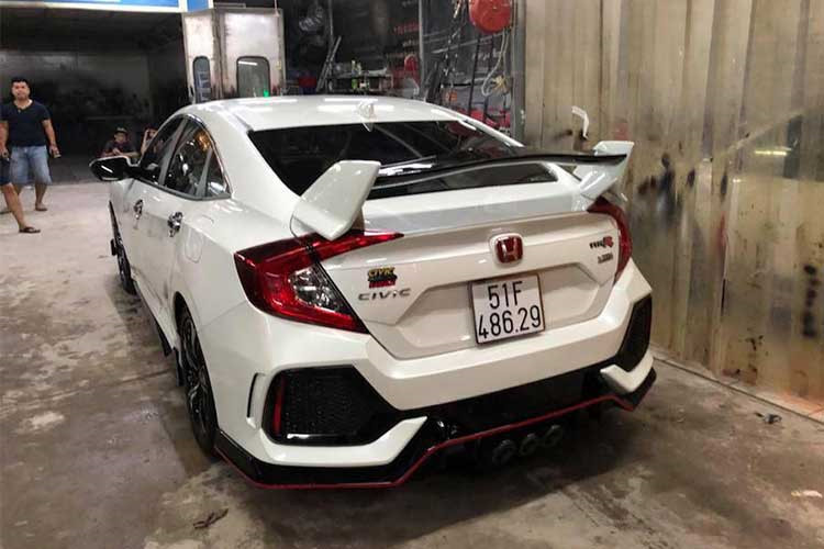 Bên trong nội thất xe có thiết kế dựa trên bản Civic thường, nhưng nó lại sở hữu nhiều chi tiết mang tính thể thao như cặp ghế trước ôm lưng, các tấm ốp trang trí bằng sợi carbon và vô-lăng vành mới hai màu... Giao diện bảng đồng hồ và hệ thống thông tin giải trí cũng có màu đỏ nổi bật đậm chất thể thao hơn so với bản thường.