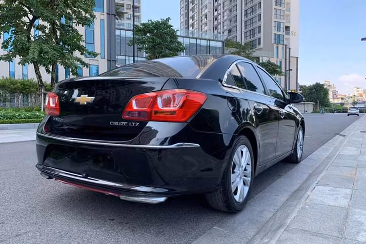 Có một số lưu ý mà người dùng đã rút ra từ việc trải nghiệm và sử dụng Chevrolet Cruze 2017 như sau: ăn xăng hơn các xe khác (vận hành nội đô cần 10lít/100km, đường trường khoảng 8lít/100km).; Điều hòa mát không sâu; Một số xe bị òa ga khó chữa,...