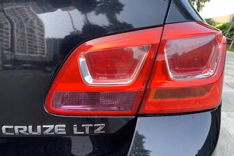 Ngoài ra, hộp đen ECU của Chevrolet Cruze 2017 dễ hỏng phải thay mới và thường gặp một số bệnh lặt vặt khác; Cảm biến trên xe nhiều và hoạt động nhạy, chỉ cần bẩn ở đầu bình xăng con hay cảm biến khí thải cũng dễ nổi đèn cá vàng nên cảm giác đi không yên tâm.