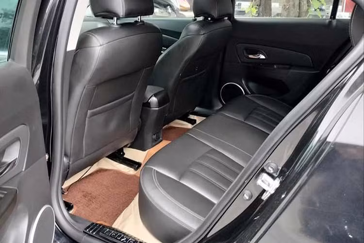 Về diện mạo, Chevrolet Cruze 2017 có thiết khá đơn giản nhưng không kém phần trẻ trung, thời thượng. Phần đầu xe tích hợp lưới tản nhiệt tách làm đôi, cụm đèn pha LED kết hợp với dải đèn chạy ban ngày ấn tượng. Đầu xe thiết kế gọn gàng, thanh lịch. Phần đuôi xe tạo điểm nhấn với 2 cụm đèn hậu to bản, nối thông với nhau bằng dải crom mảnh.