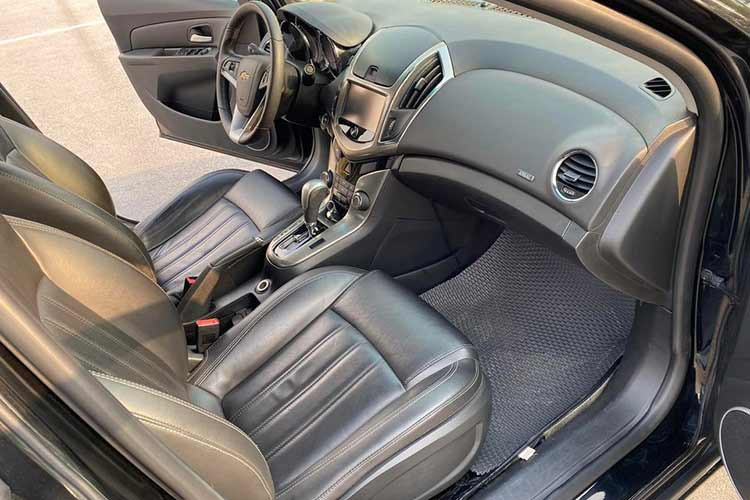 Theo chia sẻ của những người có kinh nghiệm mua bán xe, dù chưa biết người mua đang nhắm đến phiên bản nào nhưng mức giá tầm trên 250 triệu là khá tốt đối với một chiếc Cruze đời 2017. Tuy nhiên, trước khi mua xe, người mua cần kiểm tra kỹ càng chất lượng, tìm hiểu xem trong quá trình sử dụng xe đã có biểu hiện lỗi, "bệnh" gì? đã được khắc phục chưa? từng bị tai nạn, đâm đụng gì không?