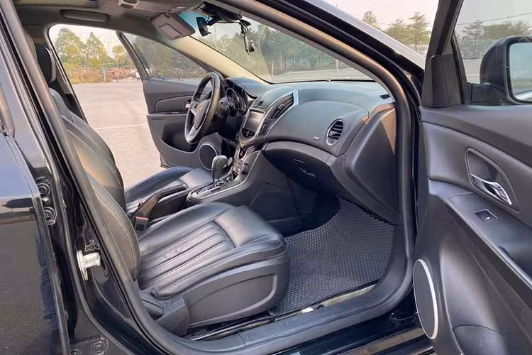 Bên trong nội thất Chevrolet Cruze 2017 rộng rãi, mang lại cảm giác thoải mái cho người có chiều cao 1,8 m. Ghế ngồi thiết kế ôm lưng chắc chắn nhưng vẫn là loại chỉnh cơ. Toàn bộ ghế ngồi trên xe bọc da màu be sang trọng. Xe nổi bật với vô lăng 3 chấu tích hợp phím bấm điều khiển, màn hình trung tâm cảm ứng 7 inch, cổng kết nối Bluetooth/USB/Ipod, chìa khóa Smartkey, 6 loa âm thanh,...