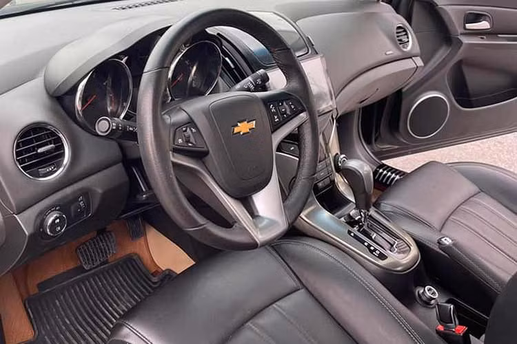 Ngoài ra, do xe Chevrolet Cruze 2017 không còn phân phối chính hãng tại Việt Nam nên trong quá trình sử dụng nếu chẳng may hỏng hóc, rất có thể người mua sẽ phải mất thời gian chờ đợi để có phụ tùng thay thế.