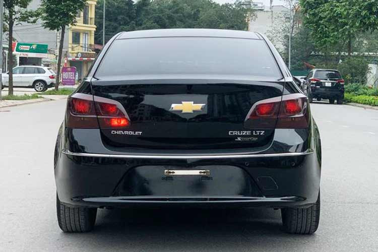Xe sử dụng mâm 5 chấu kép, gương chiếu hậu chỉnh điện, gập điện, tích hợp đèn báo rẽ kết hợp hài hòa với tay nắm cửa mạ crom. Chevrolet Cruze 2017 được trang bị 02 túi khí an toàn cùng loạt tính năng tiêu chuẩn bao gồm hệ thống chống bó cứng phanh, cân bằng điện tử, hỗ trợ phanh khẩn cấp, camera, hệ thống cảm biến lùi đa điểm,...
