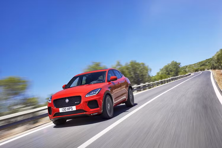 Mẫu xe sang Jaguar E-Pace 2018 thế hệ mới vừa được tiết lộ sẽ ra mắt vào tháng 4 năm sau với giá khởi điểm từ 47.750 USD (khoảng hơn 1 tỷ đồng). Mức giá khởi điểm của E-Pace thấp hơn so với BMW X1 (50.600 USD), cao hơn một chút so với Audi Q3 (42.900 USD) và Mercedes-Benz GLA (43.600 USD). Đây là những mẫu SUV cỡ nhỏ cùng phân khúc.