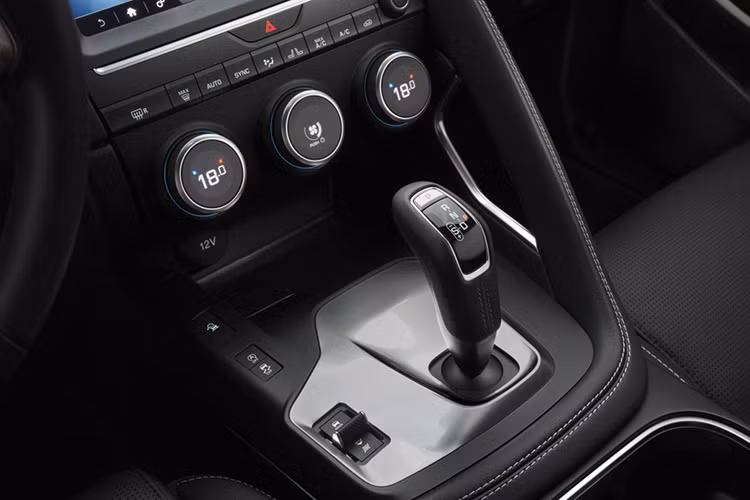 Phiên bản E-Pace SE (giá từ 60.030 USD) được trang bị la-zăng hợp kim 19 inch 10 chấu, đèn pha chủ động, ghế điện điều chỉnh 14 hướng và có thể ghi nhớ vị trí, hệ thống âm thanh Meridian 380 W, hệ thống kiểm soát hành trình thích ứng với công nghệ tự động bám theo xe phía trước, phanh tự động khẩn cấp ở tốc độ cao và cảnh báo điểm mù.