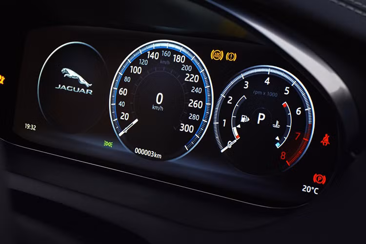 Ngoài ra, xe còn được trang bị gói Connect Pro bổ sung thêm các dịch vụ thông tin giải trí dựa trên ứng dụng và Wi-Fi. Trong khi đó, phiên bản S R-Dynamic (giá từ 60.000 USD) có ghế da mềm mại với mũi khâu đối lập và la-zăng hợp kim 18 inch 5 chấu.