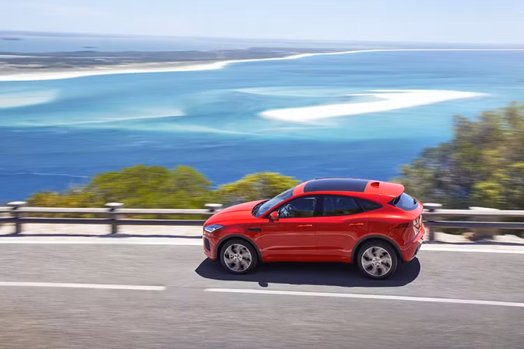 Phiên bản SE R-Dynamic (giá từ 64.830 USD) được trang bị la-zăng hợp kim 19 inch 5 chấu và tất cả 5 tùy chọn động cơ của E-Pace SE và SE R-Dynamic. Phiên bản tiếp theo là E-Pace HSE có giá từ 65.590 USD với động cơ D150.