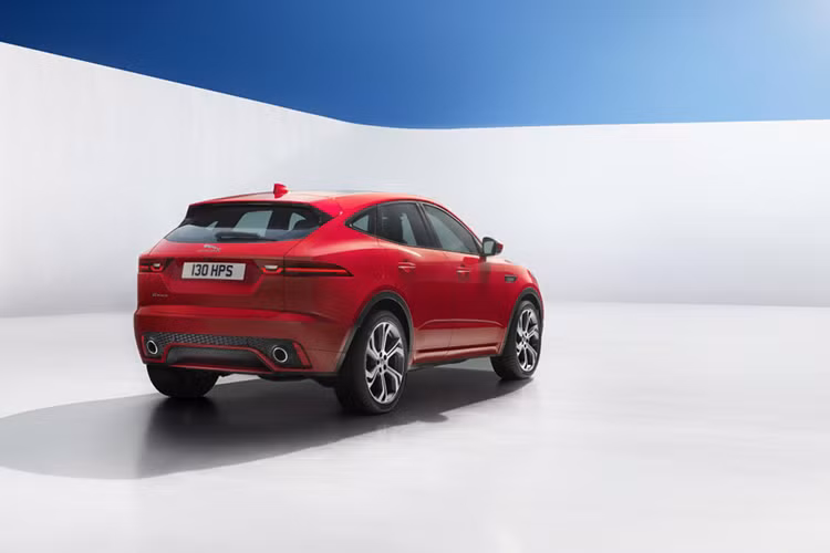 Phiên bản cuả mẫu xe Jaguar E-Pace tiêu chuẩn được trang bị la-zăng hợp kim 17 inch 10 chấu, đèn pha và đèn hậu LED, gương chiếu hậu, ghế ngồi bọc vải, màn hình cảm ứng 10 inch, camera hậu, phanh tự động khẩn cấp, tính năng cảnh báo chệch làn đường, hệ thống theo dõi tình trạng người lái và cảm biến đỗ xe.