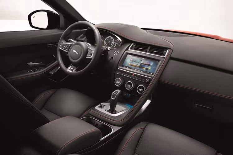 Phiên bản E-Pace R-Dynamic kiểu dáng thể thao có giá từ 52.550 USD, bao gồm bộ trang bị thân xe, vô-lăng R-Dynamic với lẫy chuyển số, ghế thể thao họa tiết lưới với mũi khâu đối lập, đèn sương mù phía trước, lỗ thông khí 2 bên, lưới tản nhiệt màu đen bóng và bàn đạp bằng kim loại sáng.