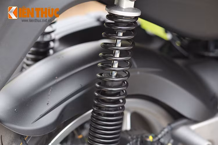 Trong khi đó, phía sau lại trang bị bánh xe kích thước 14 inch, đĩa phanh đường kính 240 mm. Medley ABS là xe tay ga đầu tiên sản xuất tại Việt Nam có chống bó cứng phanh ABS trên cả 2 bánh. Bên cạnh đó là cặp giảm xóc lò xo, thủy lực phía sau có 3 vị trí điều chỉnh khác nhau.