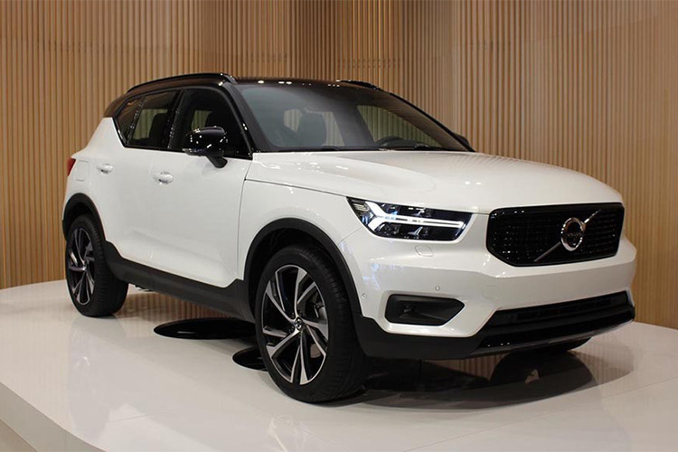 Còn lại là động cơ xăng 4 xi-lanh 2.0L Turbo được trang bị trên bản XC40 T5 đạt công suất 247 mã lực tại 5.500v/ph và mô-men xoắn cực đại 350Nm tại 1.800-4.800v/ph, kết hợp với hộp số tự động 8 cấp giúp xe tăng tốc 0-100km/ph mất 6,5 giây, vận tốc tối đa 230km/h. Tại thị trường Mỹ, xe có giá khởi điểm từ 35.200 USD.