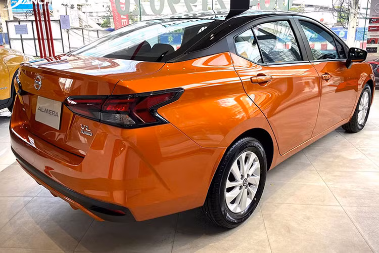 Nissan Almera tai Viet Nam dang giam toi 70 trieu 