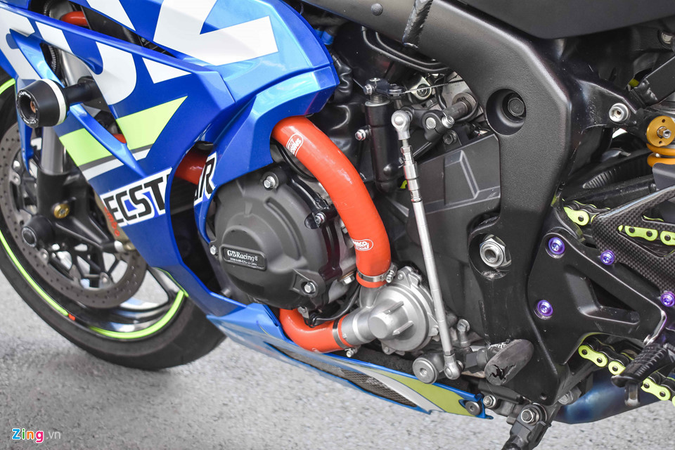 Ống nước giải nhiệt hiệu Samco, chống đổ Lightech. Tổng số tiền chủ nhân chi ra cho số đồ chơi lên tới 110 triệu đồng.