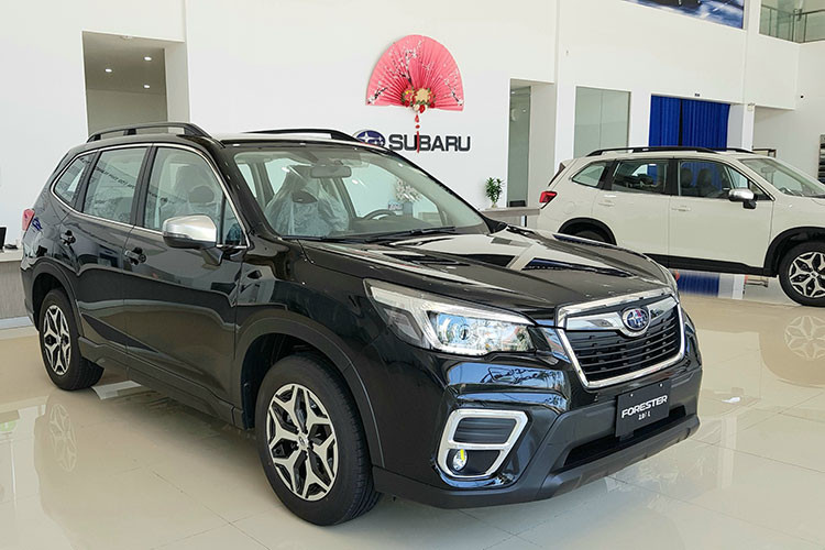 Ngoài ra, khách mua xe còn được tặng thêm 1 năm bảo dưỡng và màn hình trung tâm có kết nối Apple CarPlay/Android Auto, song không có giá trị quy đổi thành tiền mặt. Trong khi đó, mẫu Forester i-S EyeSight giảm 184 triệu đồng, giá bán lẻ trong tháng 11 còn 1,104 tỷ đồng. Các quà tặng đi kèm gồm màn hình trung tâm, 1 năm bảo dưỡng miễn phí, hệ thống gập gương tự động và khoá cửa tự động tích hợp cảnh báo an toàn thông minh. Tất cả đều không quy đổi được thành tiền mặt.
