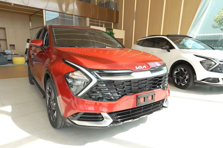 Mẫu SUV mới ra mắt Kia Sportage được giảm 20 triệu đồng cho phiên bản 2.2D Signature và 2.2D Signature X-Line. Phiên bản Kia Carnival duy nhất giảm giá là 3.5G Signature 7 chỗ với mức giảm 10 triệu đồng.