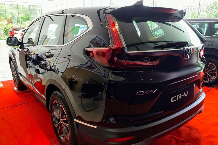 Hiện tại, Honda CR-V đang được phân phối chính hãng tại Việt Nam với 4 phiên bản E, G, L và LSE. Mức giá niêm yết được công bố lần lượt là 998 triệu, 1,048 tỷ, 1,118 tỷ và 1,138 tỷ đồng.