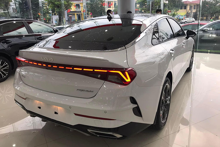 Các phiên bản Kia K5 2.0 Luxury, 2.0 Premium và 2.5 GT-Line giảm tương ứng 10, 10 và 25 triệu đồng. Mức giảm 20 triệu đồng áp dụng cho 3 phiên bản Kia Sorento 2.2D Luxury, 2.2D Premium AWD và 2.2D Signature AWD 7 chỗ.