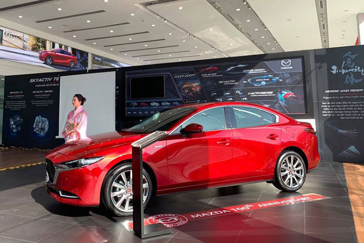 Sau khi trừ toàn bộ ưu đãi, khách hàng có thể sở hữu Mazda3 với giá chỉ từ 599 triệu đồng. Đây là mức giá thấp chưa từng có với mẫu xe hạng C này, thậm chí rẻ gần ngang ngửa với mẫu xe hạng B Toyota Vios G CVT (592 triệu đồng).