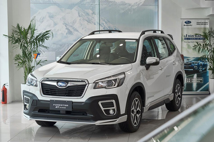 Đầu tiên là Subaru, hãng xe này tiếp tục giảm giá mạnh cho mẫu SUV hạng C Forester trong tháng 11, áp dụng với các mẫu thuộc đời trước thay vì phiên bản nâng cấp vừa ra mắt tại Triển lãm Ô tô Việt Nam 2022. Cụ thể, giá bán lẻ phiên bản Forester i-L giảm 259 triệu đồng còn 869 triệu đồng. 