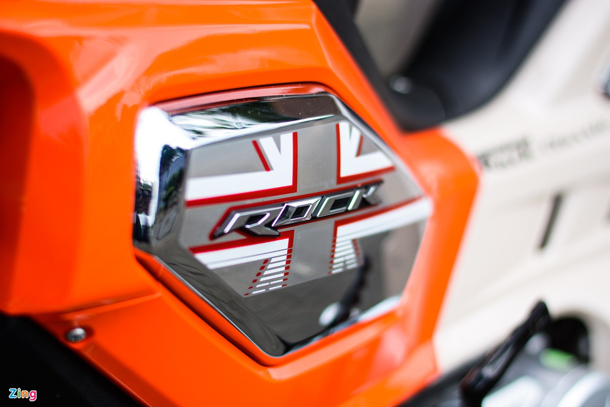 Nhiều chi tiết nhựa trên xe được mạ chrome tạo điểm nhấn. 