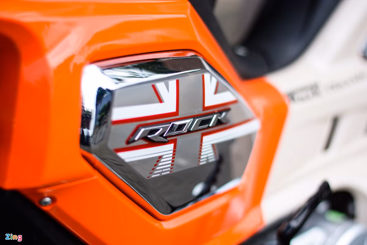 Nhiều chi tiết nhựa trên xe được mạ chrome tạo điểm nhấn. 